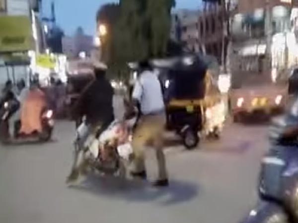 போலீஸ் பைக்கை திருடி, இந்தியா முழுதும் வைரலான போதை ஆசாமி..!!
