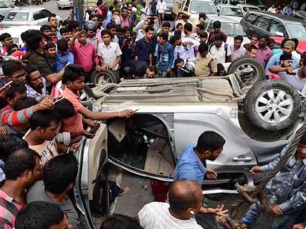 அதிவேகமாக காரை ஓட்டிய வாலிபர்: நடுரோட்டில் உயிரை விட்ட சோகம்