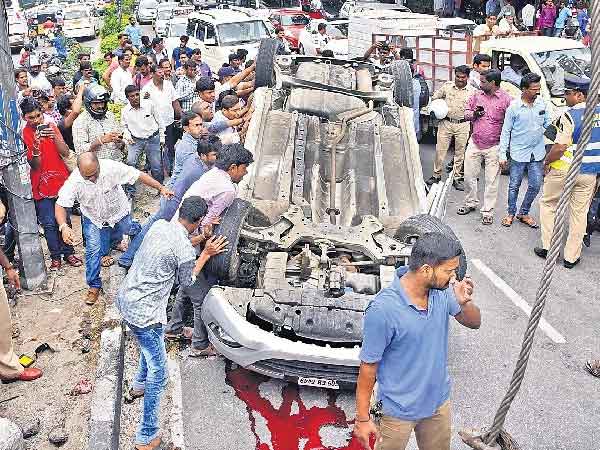 அதிவேகமாக காரை ஓட்டிய வாலிபர்: நடுரோட்டில் உயிரை விட்ட சோகம்