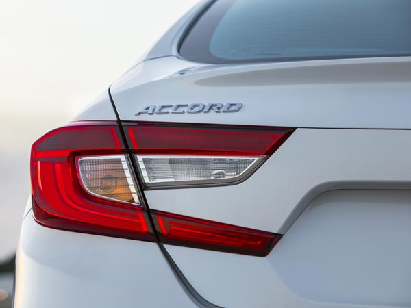 ஆச்சர்யப்படுத்தும் 2018 ஹோண்டா அக்கார்டு கார்..!!