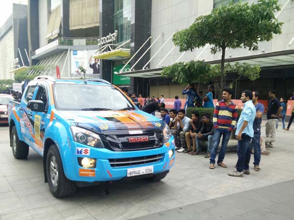  மாருதி தக்ஷின் டேர் ராலி பந்தயம் பெங்களூரில் துவங்கியது!