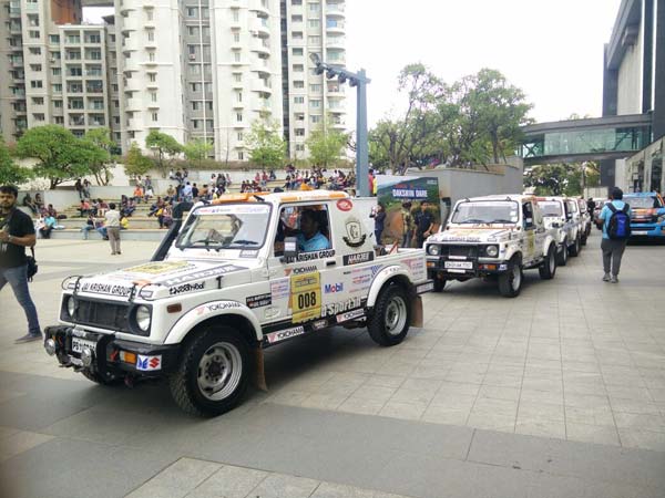  மாருதி தக்ஷின் டேர் ராலி பந்தயம் பெங்களூரில் துவங்கியது!