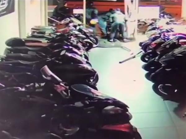 ஷோரூமை உடைத்து புதிய கவாஸாகி நின்ஜா ஹெச்2 பைக் திருட்டு..!! ஷோரூமை உடைத்து புதிய கவாஸாகி நின்ஜா ஹெச்2 பைக் திருட்டு..!!