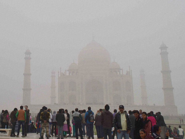 தாஜ் மஹாலை காப்பாற்ற சுற்றுச்சூழல் அமைச்சகம் அதிரடி உத்தரவு! தாஜ் மஹாலை காப்பாற்ற சுற்றுச்சூழல் அமைச்சகம் அதிரடி உத்தரவு!