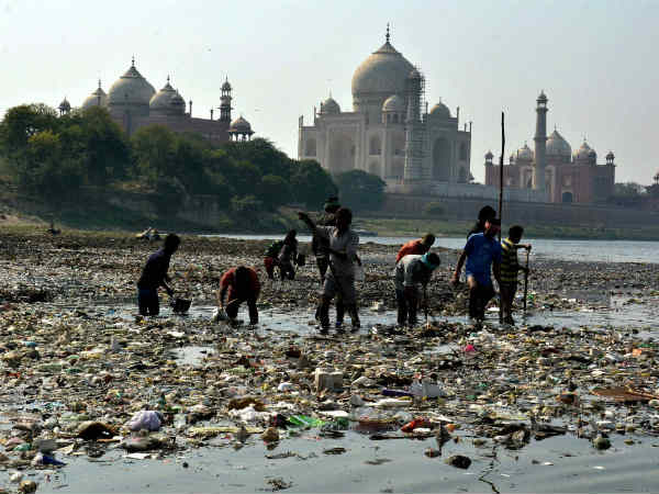 தாஜ் மஹாலை காப்பாற்ற சுற்றுச்சூழல் அமைச்சகம் அதிரடி உத்தரவு! தாஜ் மஹாலை காப்பாற்ற சுற்றுச்சூழல் அமைச்சகம் அதிரடி உத்தரவு!