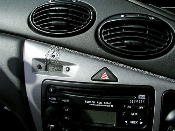 காரினுள் வாசனை திரவியம் வெடித்து இளைஞர் படுகாயம்..!!