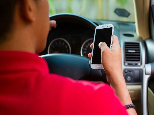 காரினுள் வாசனை திரவியம் வெடித்து இளைஞர் படுகாயம்..!!