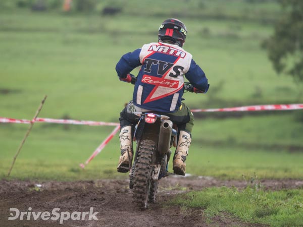 அடாத மழையிலும் விடாது நடக்கும் மாருதி தக்ஷின் டேர் ராலி பந்தயம்!