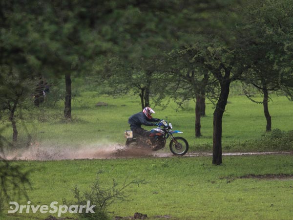 அடாத மழையிலும் விடாது நடக்கும் மாருதி தக்ஷின் டேர் ராலி பந்தயம்!