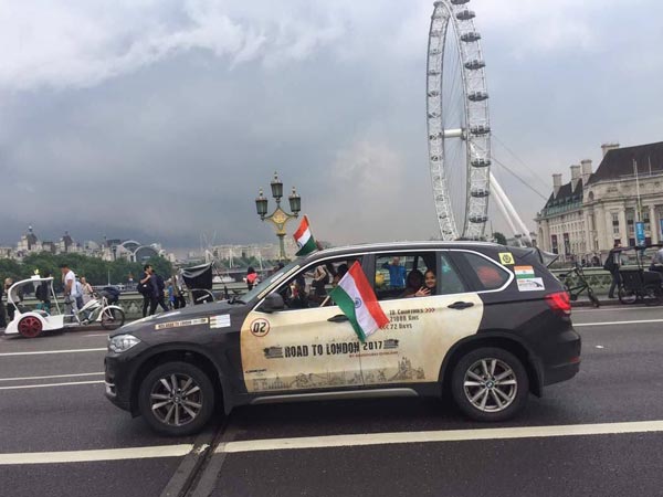 மும்பையில் இருந்து லண்டனுக்கு காரில் சென்ற தம்பதி..!