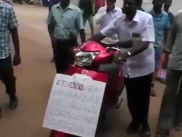 ஸ்கூட்டரை பதிவு லஞ்சம் தர மறுத்த உரிமையாளர்..!!