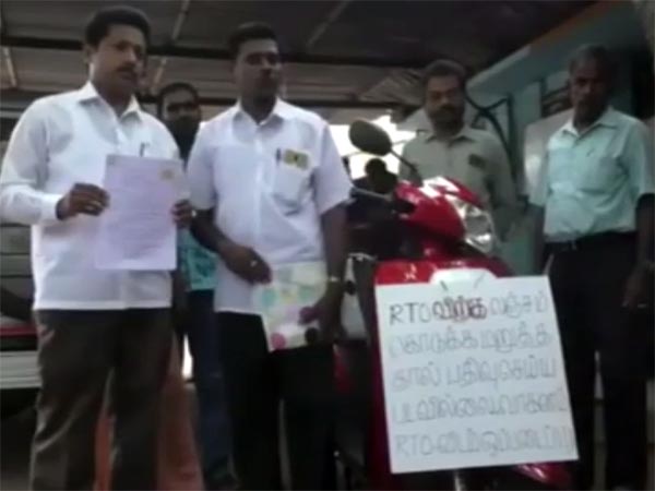 ஸ்கூட்டரை பதிவு லஞ்சம் தர மறுத்த உரிமையாளர்..!!