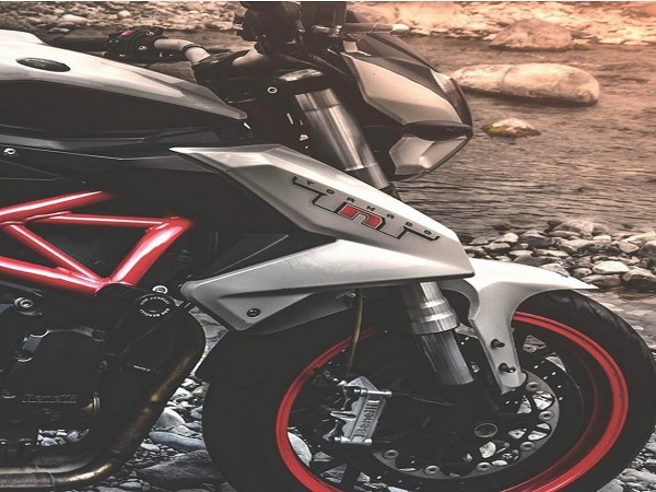 அதிக செயல்திறன் பெற்ற பைக்கில் ரேஸிங் சென்ற இளைஞர் பலி..!!