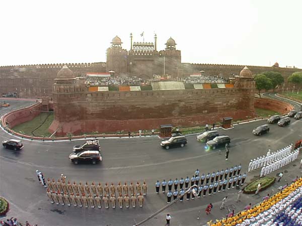 ரேஞ்ச் ரோவர் எஸ்.யூ.வி காருக்கு மாறிய பிரதமர் மோடி..!!