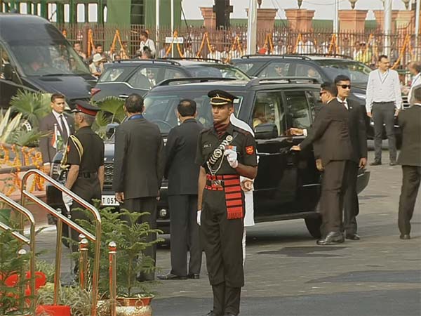 ரேஞ்ச் ரோவர் எஸ்.யூ.வி காருக்கு மாறிய பிரதமர் மோடி..!!