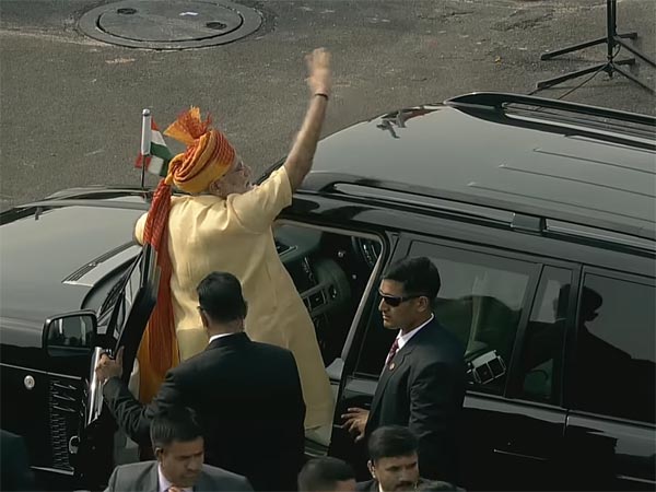 ரேஞ்ச் ரோவர் எஸ்.யூ.வி காருக்கு மாறிய பிரதமர் மோடி..!!