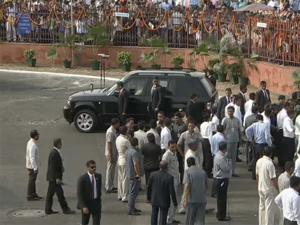 ரேஞ்ச் ரோவர் எஸ்.யூ.வி காருக்கு மாறிய பிரதமர் மோடி..!!