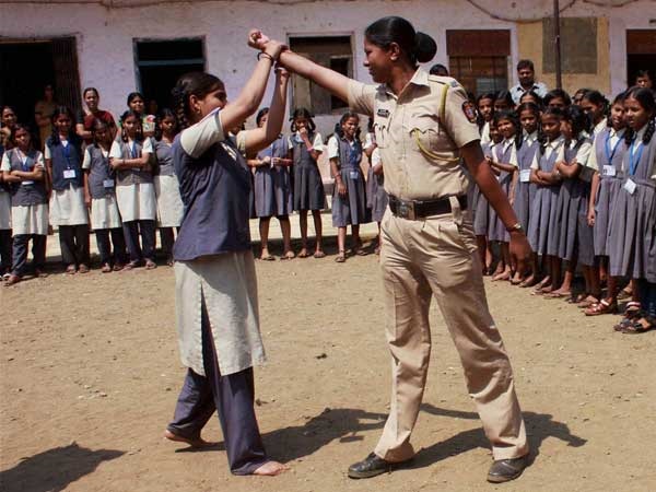 பெண் காவலர்களுக்கு ஹீரோ வழங்கிய பிரத்யேக பரிசு..!!