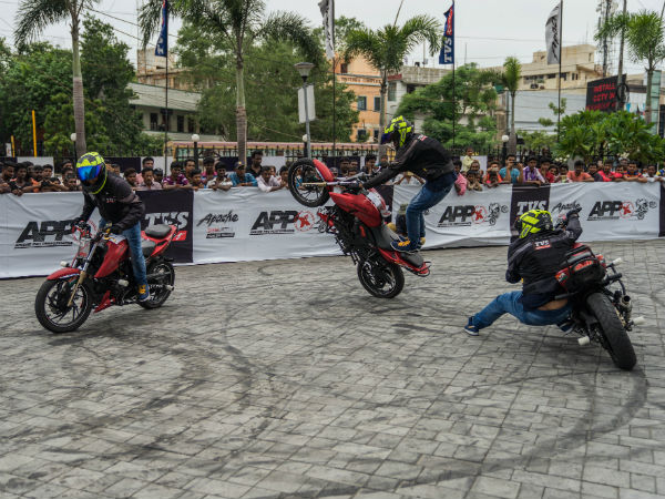 5 மணி நேரம் டிவிஎஸ் அப்பாச்சி பைக்குகளில் சாகசம் செய்து சாதனை!