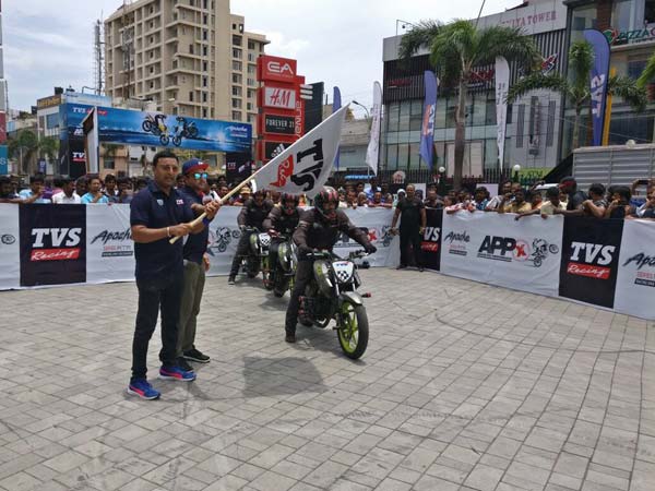 5 மணி நேரம் டிவிஎஸ் அப்பாச்சி பைக்குகளில் சாகசம் செய்து சாதனை!