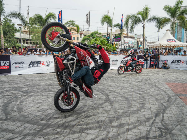 5 மணி நேரம் டிவிஎஸ் அப்பாச்சி பைக்குகளில் சாகசம் செய்து சாதனை!