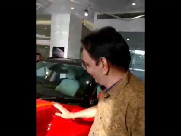 தந்தைக்கு ஜீப் காம்பஸ் காரை பரிசளித்த இளம் கிரிக்கெட் வீரர்!