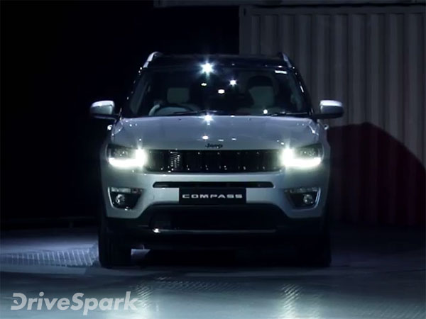 தன்னை சிதைத்து ஓட்டுநரை காப்பாற்றிய ஜீப் காம்பஸ் கார்..!!