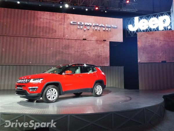 தன்னை சிதைத்து ஓட்டுநரை காப்பாற்றிய ஜீப் காம்பஸ் கார்..!!