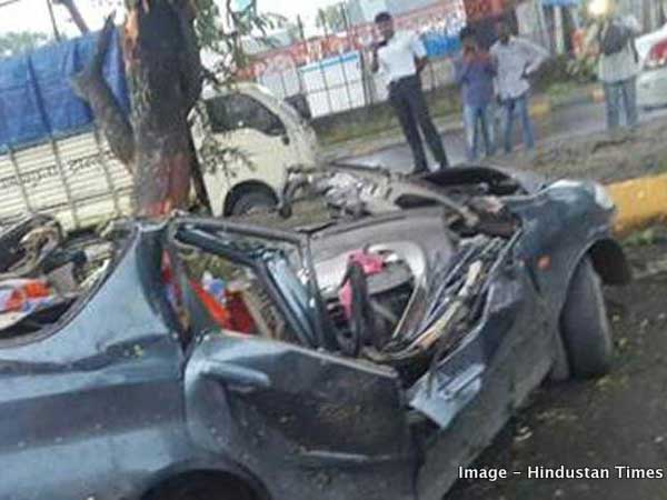 ஃபேஸ்புக்கில் லைவ் செய்வதற்காக உயிரை பறிகொடுத்த இளைஞர்கள்!