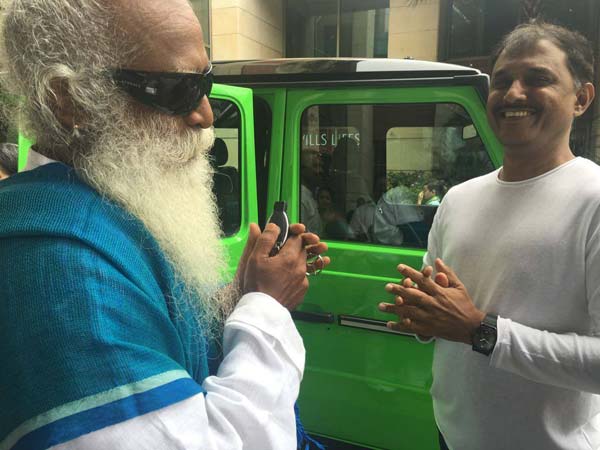 நதிகளை காக்கும் பிரச்சாரத்திற்கு பென்ஸ் எஸ்யூவியை பயன்படுத்தும் ஜக்கி வாசுதேவ்!