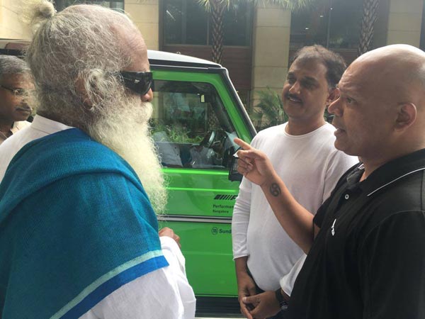 நதிகளை காக்கும் பிரச்சாரத்திற்கு பென்ஸ் எஸ்யூவியை பயன்படுத்தும் ஜக்கி வாசுதேவ்!