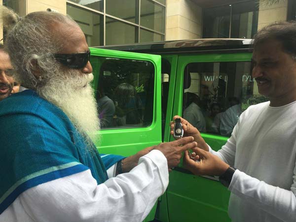 நதிகளை காக்கும் பிரச்சாரத்திற்கு பென்ஸ் எஸ்யூவியை பயன்படுத்தும் ஜக்கி வாசுதேவ்!