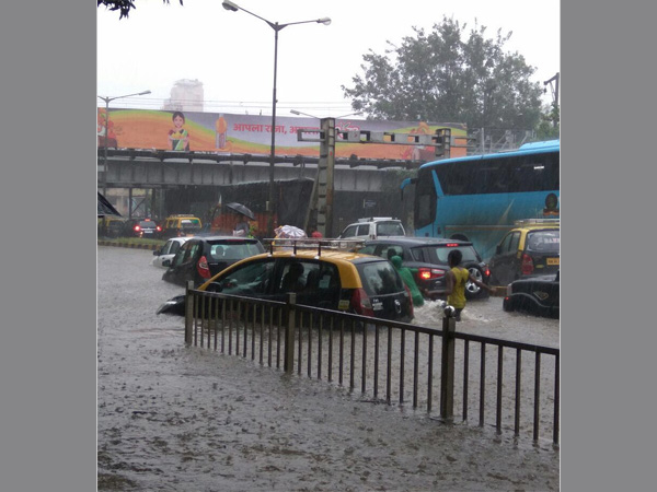 மழைக்காலங்களில் பழைய கார்கள் வாங்கும் போது கவனிக்கவேண்டியவை!