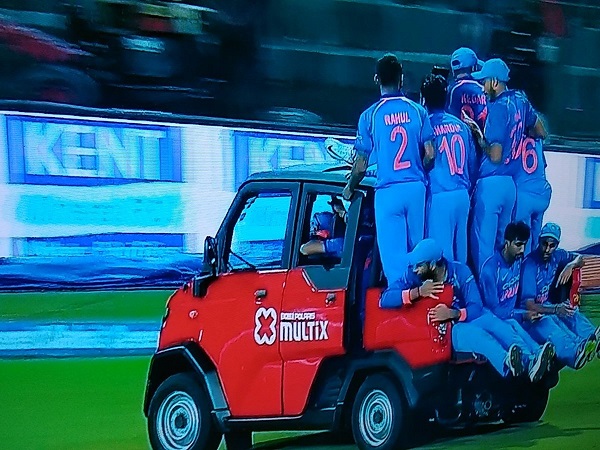 போலாரீஸ் மல்டிக்ஸ் காருக்கு இலவசமாக விளம்பரம் செய்த தோனி..!!