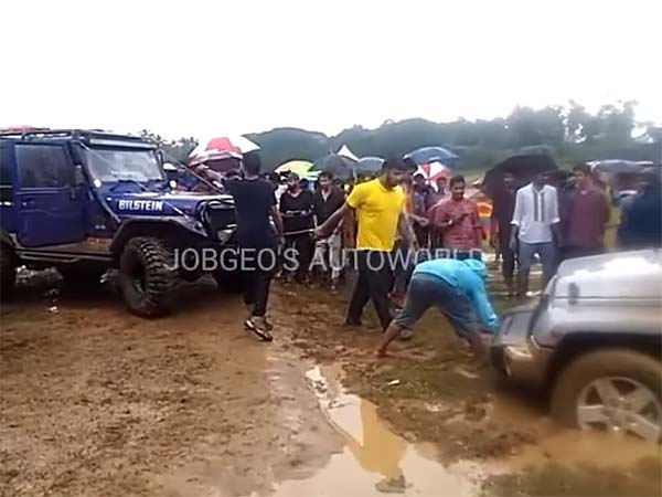 சேற்றில் போராடிய ஜீப் விராங்கலரை விடுவித்த மஹிந்திரா தார்..!