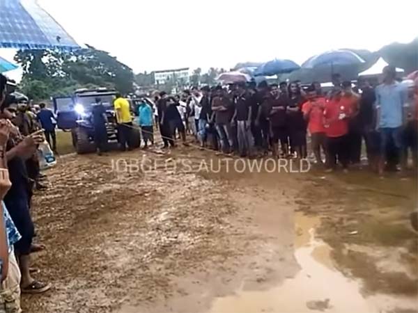 சேற்றில் போராடிய ஜீப் விராங்கலரை விடுவித்த மஹிந்திரா தார்..!