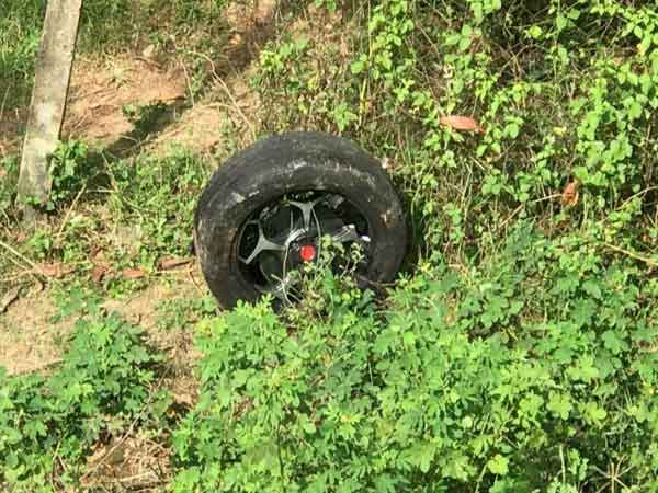 சுக்குநூறான காரிலிருந்து காலரை தட்டிவிட்டு வெளியேறிய டிரைவர்... 