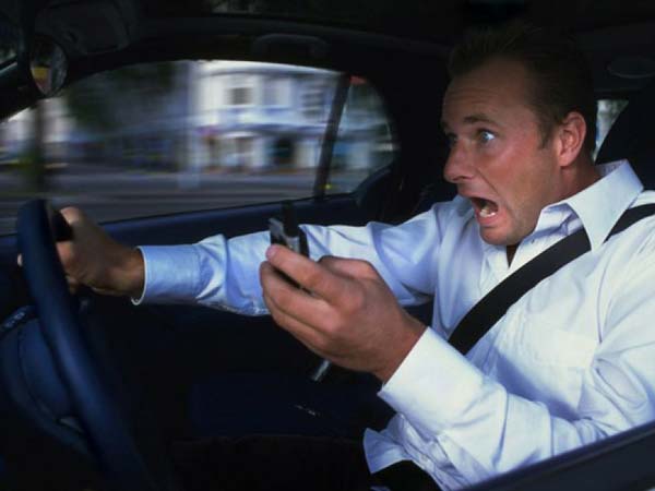 கைப்பேசியால் அதிகரிக்கும் சாலை விபத்துகள் மற்றும் உயிர் பலி!