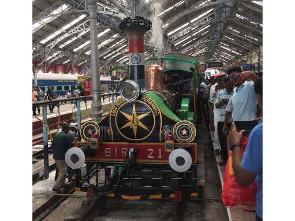 சென்னைவாசிகளை கண்களுக்கு விருந்தளித்த நீராவி எஞ்சின் ரயில்!