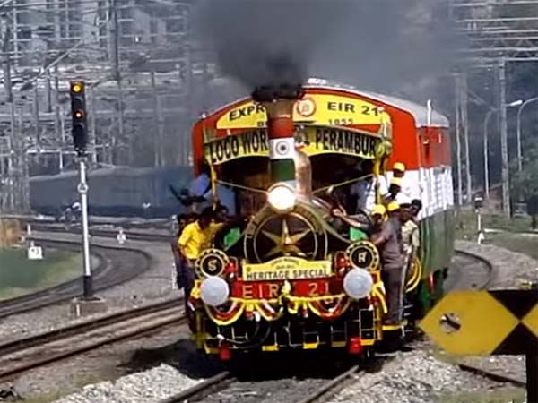 சென்னைவாசிகளை கண்களுக்கு விருந்தளித்த நீராவி எஞ்சின் ரயில்!