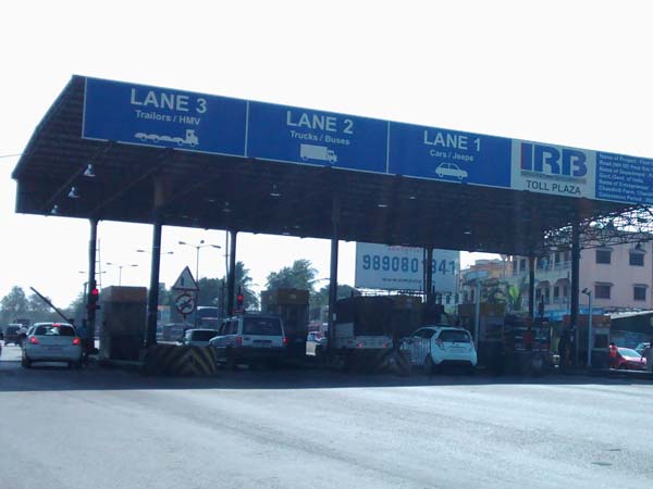 சுங்க சாவடியில் டெபிட் கார்டு பயனாளிகளிடம் நூதன திருட்டு..!!