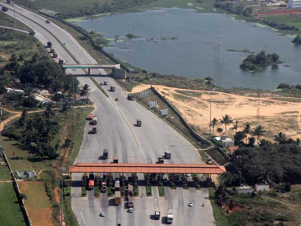 சுங்க சாவடியில் டெபிட் கார்டு பயனாளிகளிடம் நூதன திருட்டு..!!