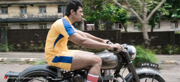 அர்ஜூன் ரெட்டி ரசிகர்கள் சல்லடை போட்டு தேடும் அந்த பைக்..!!