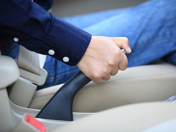 பார்க்கிங் பிரேக்குகள் கட்டாயம் பார்க்கிங் பிரேக்குகள் கட்டாயம்