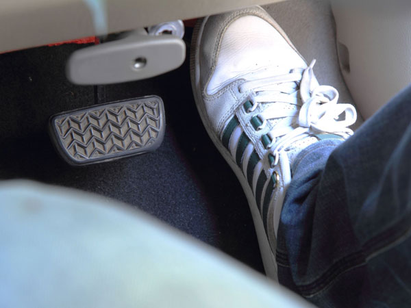 பிரேக்கிங் பயன்பாடு பிரேக்கிங் பயன்பாடு