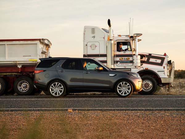  121 டன் ரோடு ரயிலை 15 கிமீ தூரம் கட்டியிழுத்த லேண்ட்ரோவர் டிஸ்கவரி!