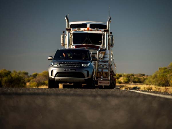  121 டன் ரோடு ரயிலை 15 கிமீ தூரம் கட்டியிழுத்த லேண்ட்ரோவர் டிஸ்கவரி!