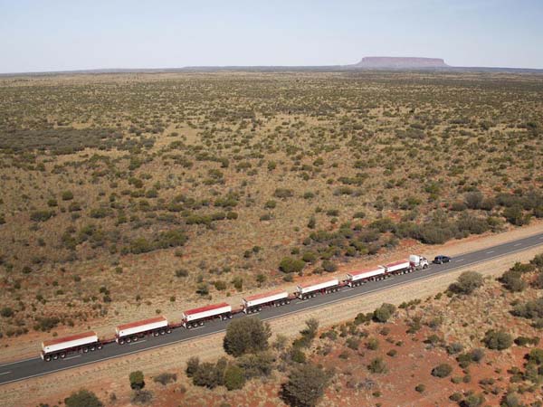  121 டன் ரோடு ரயிலை 15 கிமீ தூரம் கட்டியிழுத்த லேண்ட்ரோவர் டிஸ்கவரி!