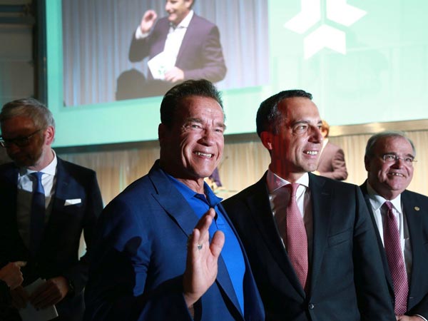 ஹம்மர் மின்சார காரை அறிமுகம் செய்த அர்னால்டு..!!