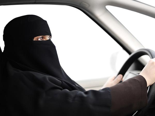 கார் ஓட்டும் தடையை தகர்க்க செய்த சவுதி அரேபிய பெண்கள்..!!